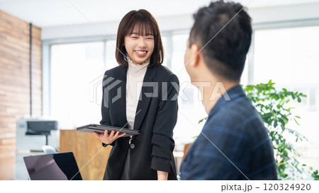 ミーティングをする男女2人のビジネスマン ミーティングをする男女2人のビジネスマン 120324920