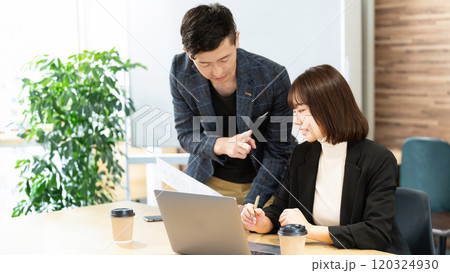 ミーティングをする男女2人のビジネスマン 120324930