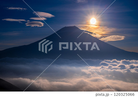 雲海と富士山に日の出と彩雲 雲海と富士山に日の出と彩雲 120325066