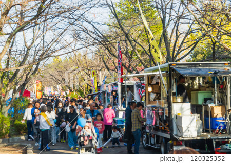 秋のイベント会場　八王子いちょう祭り 120325352