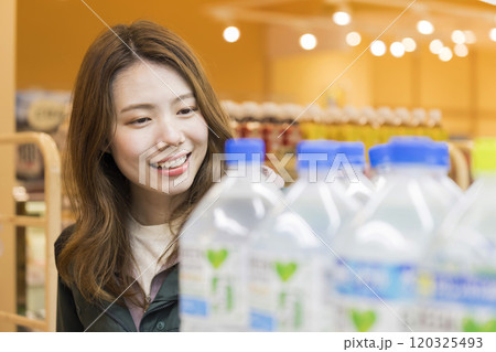 スーパーで買い物をする若い女性 120325493