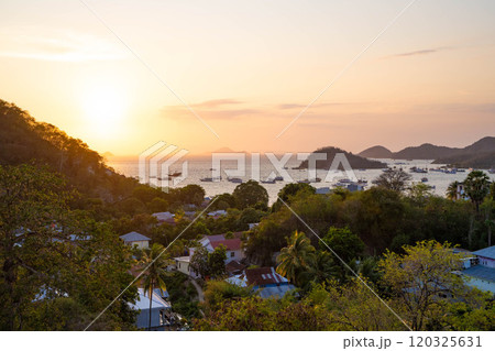 インドネシア フローレス島 ラブアンバジョの夕日と海 インドネシア フローレス島 ラブアンバジョの夕日と海 120325631