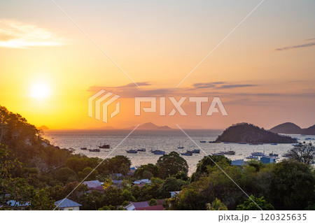 インドネシア フローレス島 ラブアンバジョの夕日と海 インドネシア フローレス島 ラブアンバジョの夕日と海 120325635