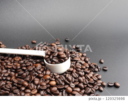 焙煎したコーヒー豆と計量スプーンに入れたコーヒー豆 焙煎したコーヒー豆と計量スプーンに入れたコーヒー豆 120325698
