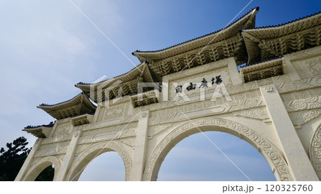 国立中正紀念堂・自由広場牌樓（台湾・台北市） 120325760