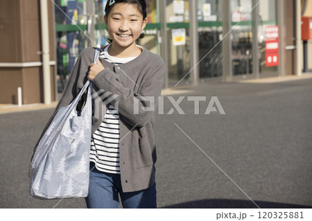 買物お手伝いイメージ 駐車場に向かう子供 買物お手伝いイメージ 駐車場に向かう子供 120325881