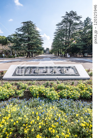 銘板を見る鶴舞公園正面出入口風景 120325946
