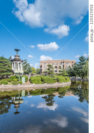 水鏡を見る鶴舞公園内風景 水鏡を見る鶴舞公園内風景 120325958