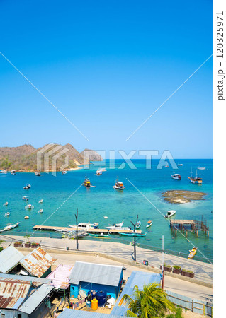 インドネシア　フローレス島　ラブアンバジョの港から見る海 120325971