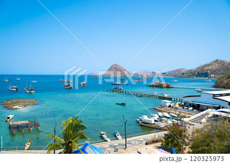 インドネシア　フローレス島　ラブアンバジョの港から見る海 120325973