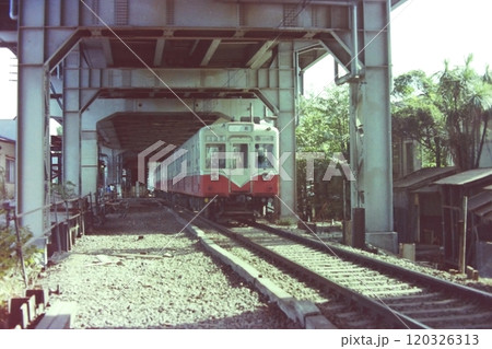 高架化工事中の京急北馬場ー南馬場間の上り線を走る都営5000系、1976年9月23日 120326313