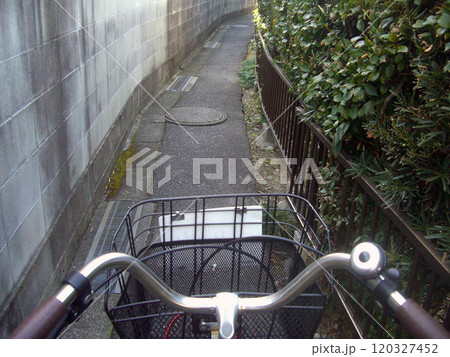 自転車がやっと通ることができる狭い路地 自転車がやっと通ることができる狭い路地 120327452