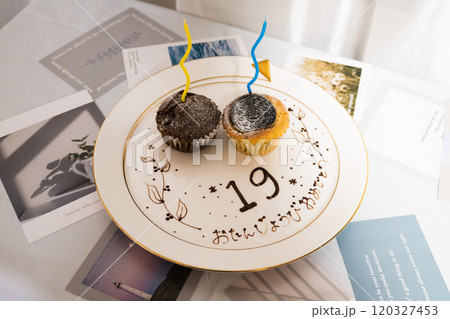 19歳の誕生日のお祝いカップケーキ 120327453