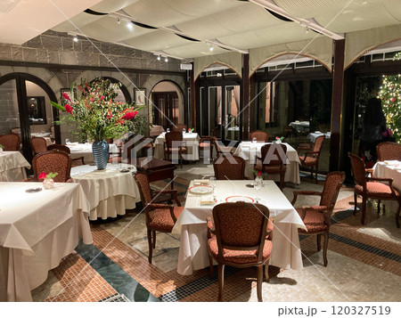 おしゃれなレストラン 120327519