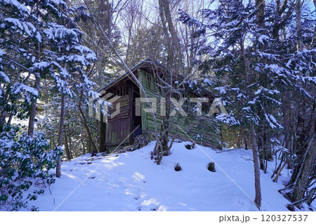 冬季雲取山の霧藻ヶ峰のトイレ 冬季雲取山の霧藻ヶ峰のトイレ 120327537