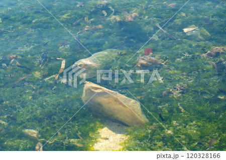 海に漂うプラスチックゴミ 120328166