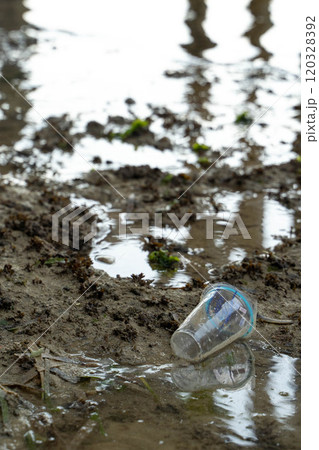 水辺に捨てられたプラスチックごみ 120328392