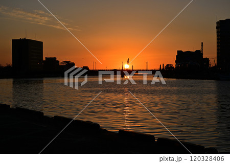 幣舞橋と夕日 120328406