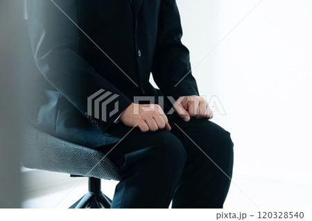 面談を受けるミドルビジネスマン 面談を受けるミドルビジネスマン 120328540