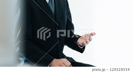 面談を受けるミドルビジネスマン 120328554