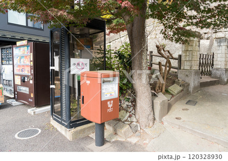 松島海岸周辺の景色　JR松島海岸駅にあるポスト　秋の空気　宮城県宮城郡松島町 120328930
