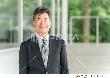 スーツ姿のシニア世代のアジア人ビジネスマン(アクティブシニア・再雇用・再就職・セカンドキャリア) スーツ姿のシニア世代のアジア人ビジネスマン(アクティブシニア・再雇用・再就職・セカンドキャリア) 120329152