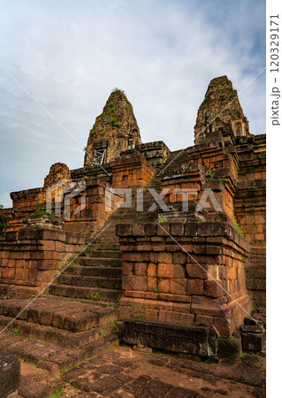 ピラミッド式のヒンドゥー寺院　カンボジア 120329171