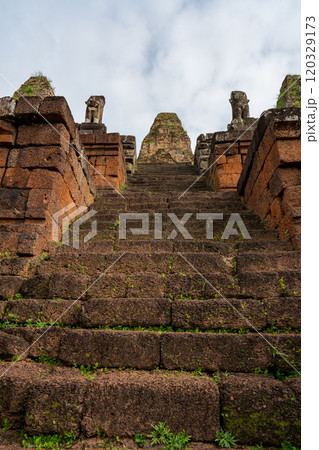 ピラミッド式のヒンドゥー寺院　カンボジア 120329173