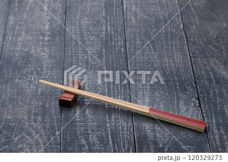 箸置きとお箸 ( 背景素材 ) 箸置きとお箸 ( 背景素材 ) 120329273