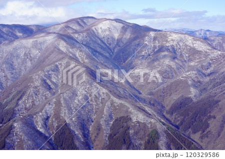 冬季雲取山の白岩小屋跡からの和名倉山 冬季雲取山の白岩小屋跡からの和名倉山 120329586