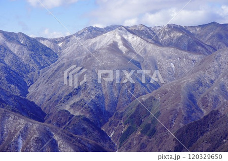 冬季雲取山の白岩小屋跡からの飛竜山 冬季雲取山の白岩小屋跡からの飛竜山 120329650