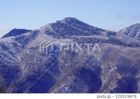 白岩小屋跡からの冬季雲取山頂上 120329678