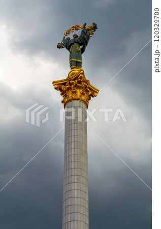 Statue of Berehynia on the top of Independence Monument on the Maidan Nezalezhnosti in Kiev, Ukraine 120329700