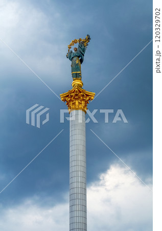 Statue of Berehynia on the top of Independence Monument on the Maidan Nezalezhnosti in Kiev, Ukraine Statue of Berehynia on the top of Independence Monument on the Maidan Nezalezhnosti in Kiev, Ukraine 120329702