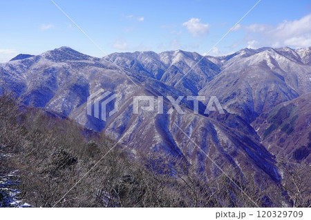 白岩小屋跡からの冬季雲取山と飛竜山 120329709