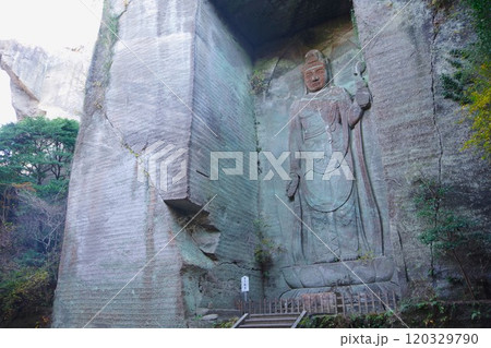 千葉県 鋸山日本寺の百尺観音と奥に見える地獄のぞき 千葉県 鋸山日本寺の百尺観音と奥に見える地獄のぞき 120329790