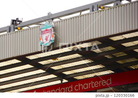 リバプールFCの本拠地「アンフィールド」に掲げられるエンブレム 120330166