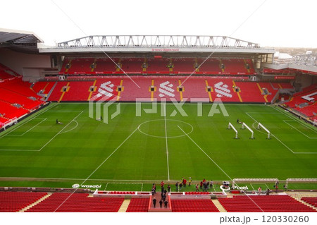 リバプールFCの本拠地「アンフィールド」 120330260