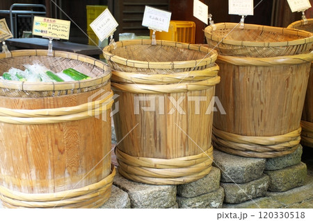 店頭に並ぶ漬物樽 120330518