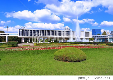 【広島県】秋の広島平和記念資料館本館 120330674