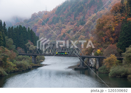 秋の第四只見川橋梁を走る只見線 秋の第四只見川橋梁を走る只見線 120330692