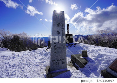 冬季雲取山の山頂標識 120330697