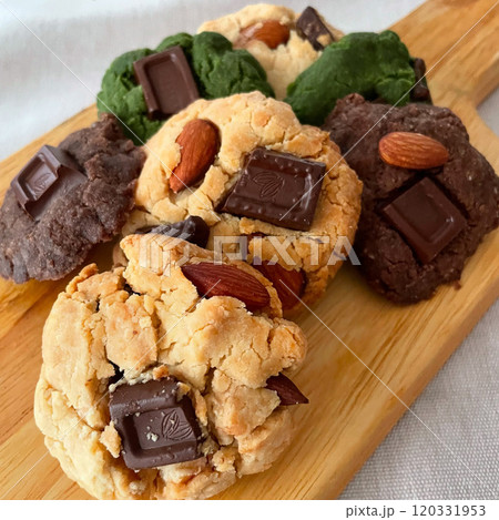 手作りのおやつタイムにグルテンフリーのアメリカンクッキー 120331953
