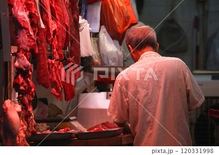 香港の市場の肉屋で売られる豚肉。牛肉や鶏肉より高級で高価。中国人は豚肉が大好きだ 120331998