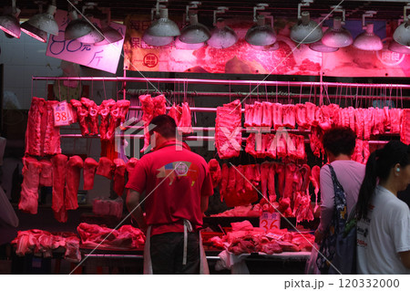 香港の市場の肉屋で売られる豚肉。牛肉や鶏肉より高級で高価。中国人は豚肉が大好きだ 120332000