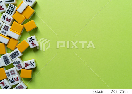 並ぶマージャン牌 120332592