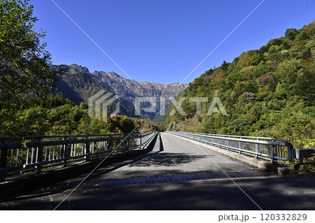 新穂高　北アルプス大橋から笠ヶ岳を望む 120332829
