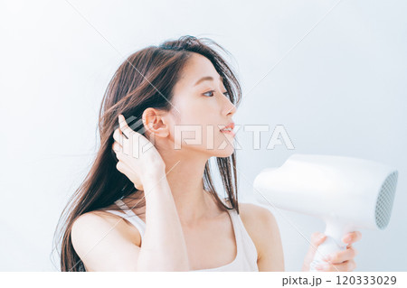 ドライヤーで髪を乾かす女性 ドライヤーで髪を乾かす女性 120333029