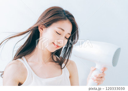 ドライヤーで髪を乾かす女性 ドライヤーで髪を乾かす女性 120333030