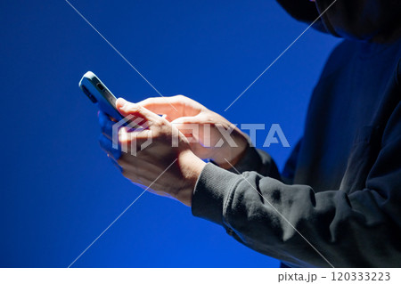 スマホを操作する覆面ハッカー 120333223